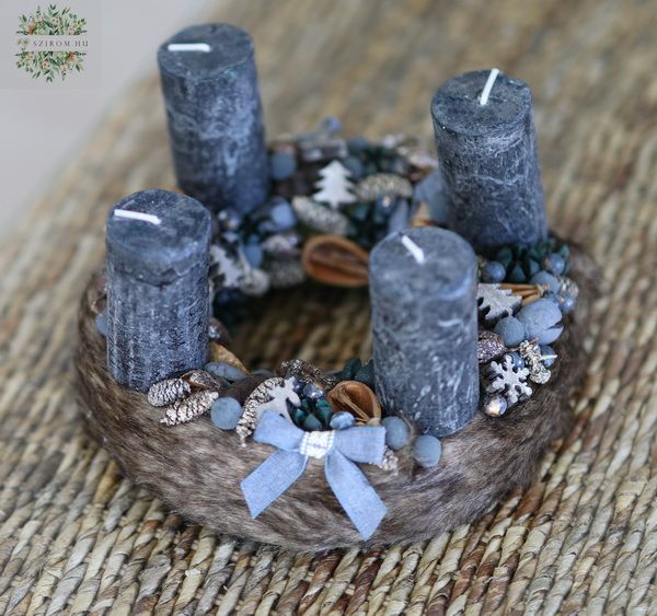 Adventskranz mit dunkelblauen Kerzen