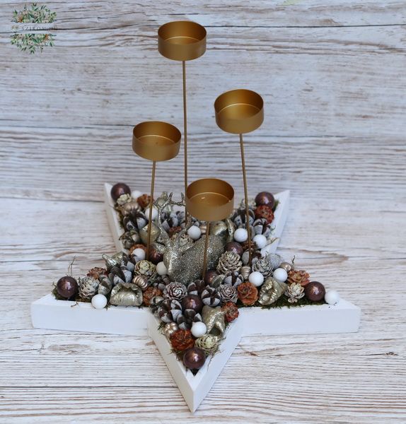 Sternförmige Adventsdekoration mit Kerzenhaltern und Hirschen
