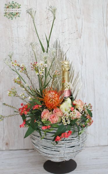 Orange farbener Blüten im Kelch mit Champagner