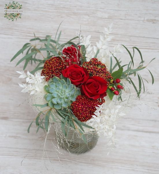 Blumenstrauss mit roten Rosen und Sempervivum in einem Vase