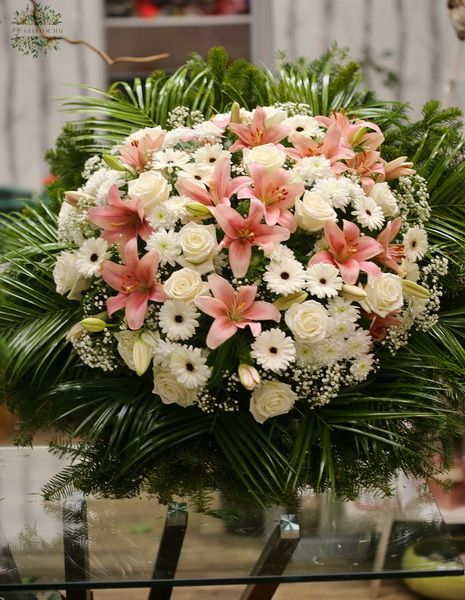 Stehende kranz mit weisse und rosa blumen