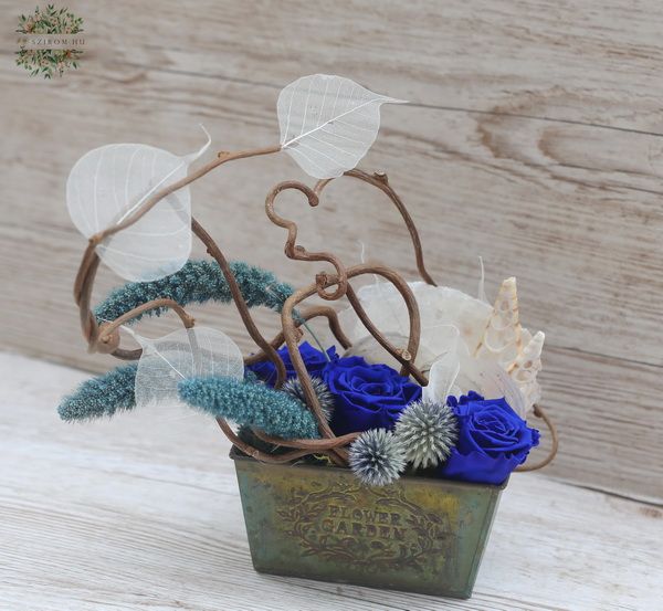 table decoration with grasses and blue eternal rose