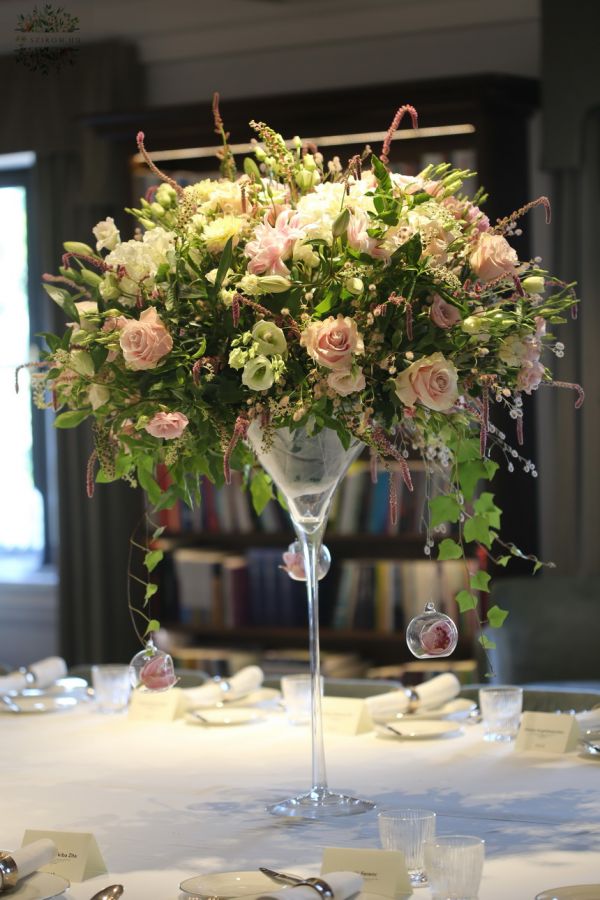 Hochzeitsdekoration 1st, Félix kitchen Budapest (Hortensie, Rose, Pfingstrose, Lisianthus, Rosa, Weiß)