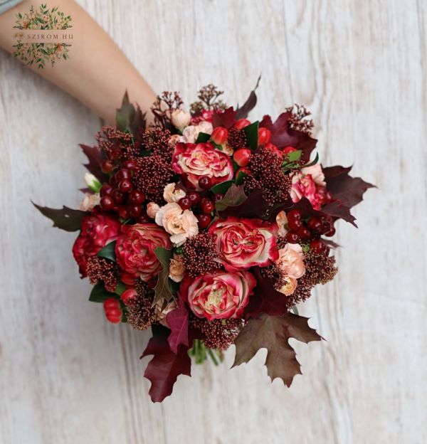 Autumn bouquet with oak leaves and berries