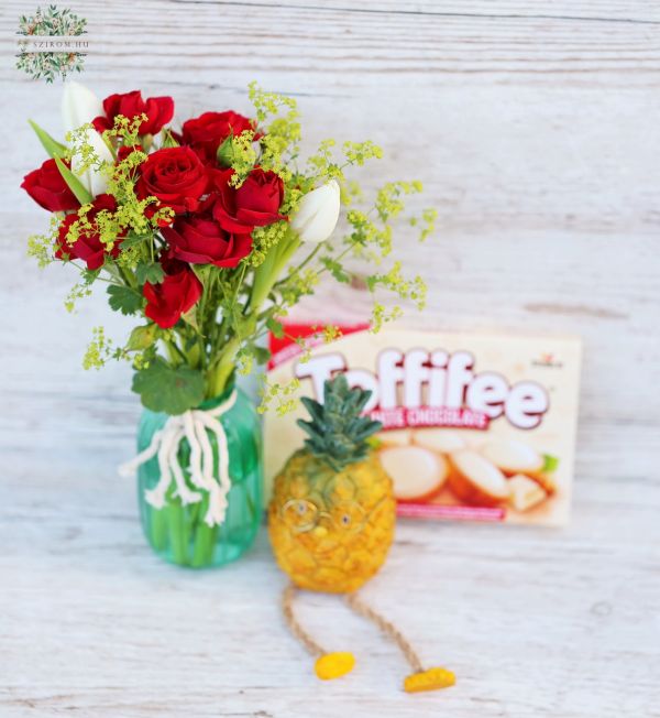 Kis váza vörös bokros rózsával, tulipánnal, Toffifee-vel, és ananász figurával
