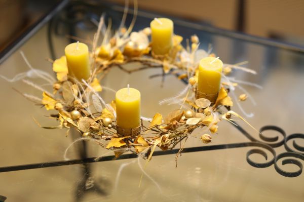 Légies modern Adventi koszorú árvalányhajjal