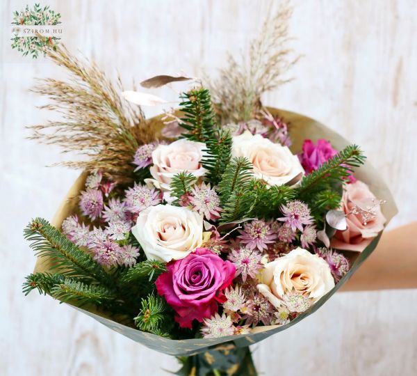 Winterstrauß mit lila und cremefarbenen Rosen, Astrantia (12 Stiele)