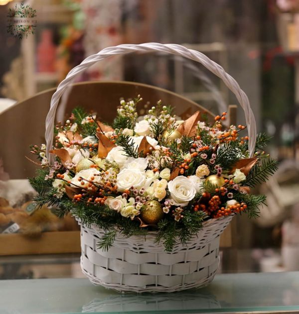 Großer weißer Weihnachtskorb