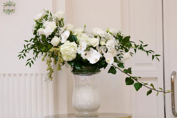 Halbmondförmiges Arrangement (weiße Orchidee, Rose, Lisianthus) wedding Gerbeaud