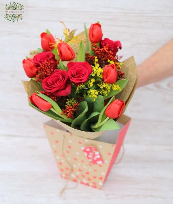 Vörös tulipán és rózsa apró virágokkal, aquapackkos táskával (15 szál)