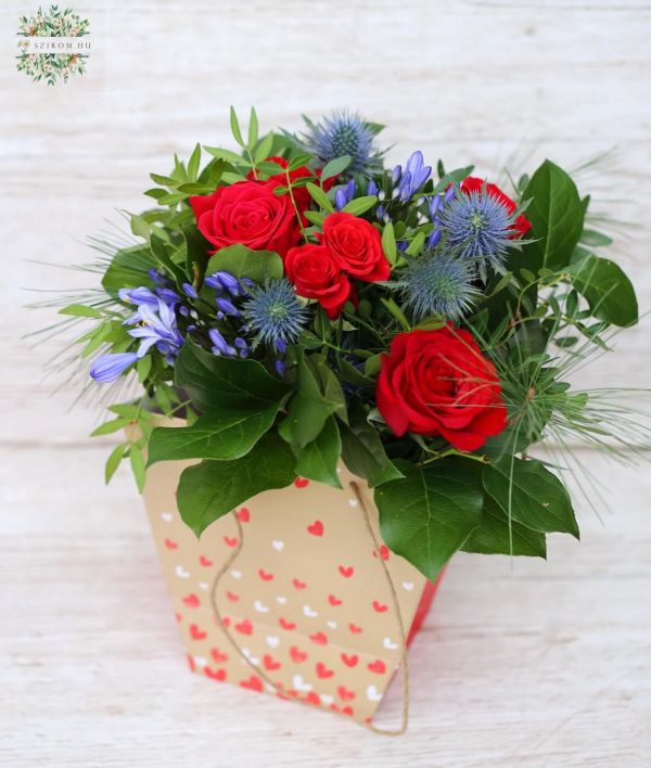 Kleiner roter Rosenstrauß mit Agapanthus, Eryngium (9 Stiele) in Aquapack-Papiertüte