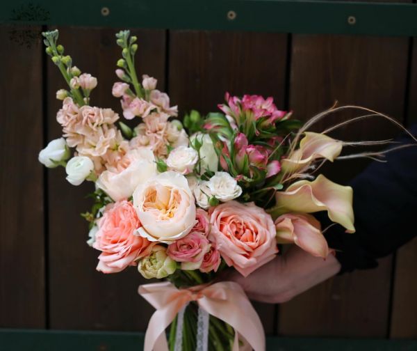 Halbmond-Brautstrauß, Pfirsichflaum (Pfirsich, David Austin Englische Rose, Viola, Calla-Lilie, Tulpe, Alstroemeria, Rose)