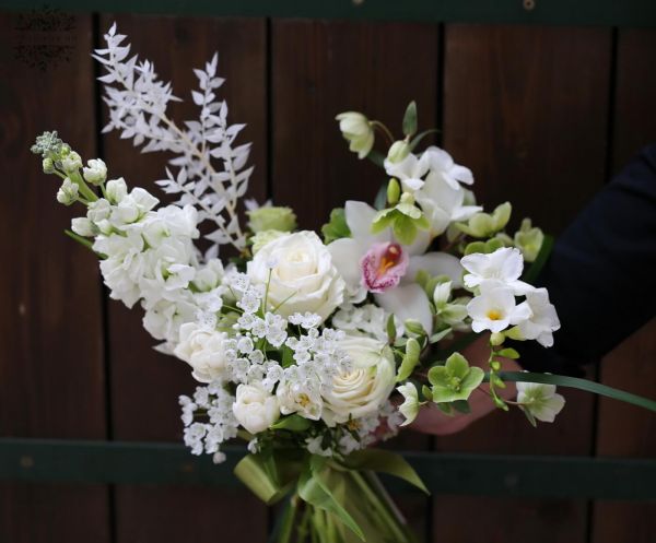 Halbmond-Brautstrauß (Veilchen, Freesie, Allium, Cymbidium, Rose, Tulpe)