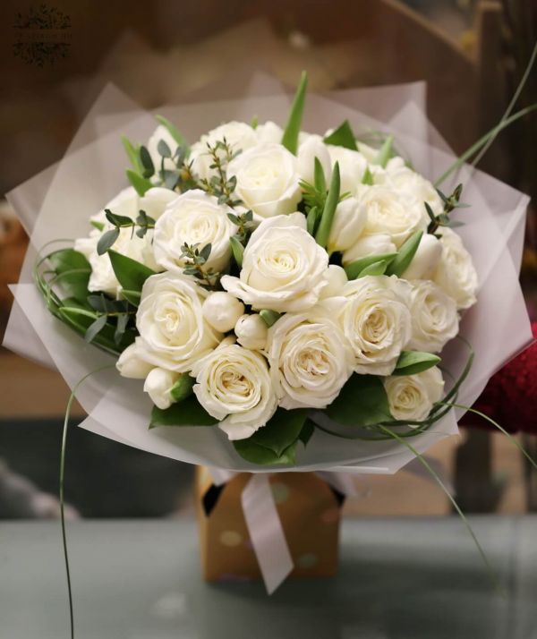 Weiße Rosen mit Tulpen, in einer Papiervase, 30 Stiele