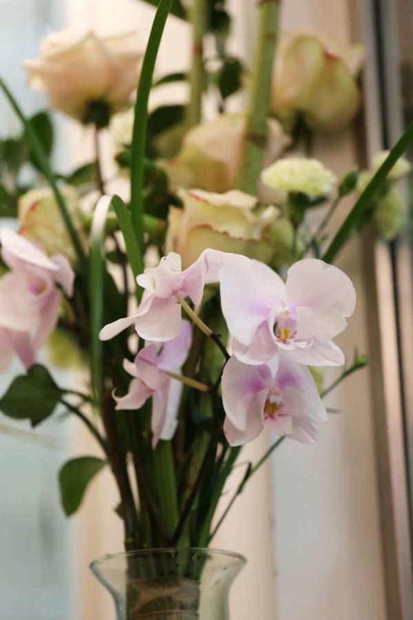 Orientalischer Rosenstrauß mit Orchideenstiel, Vase