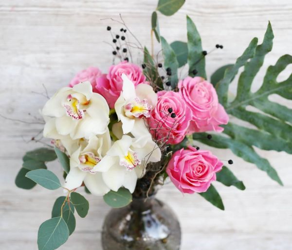 Orchids and roses in vase (11 stems)