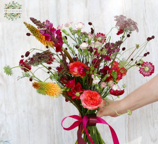 Shaggy meadow flowers bridal bouquet