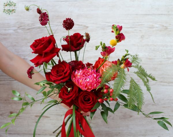 Luftiger roter Rosenbrautstrauß mit roten Rosen