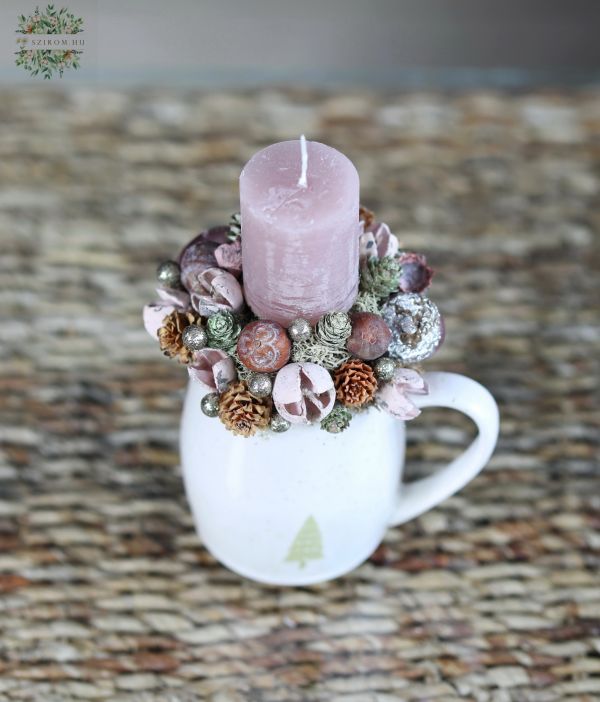 Weihnachtliches Kerzenarrangement in Tasse