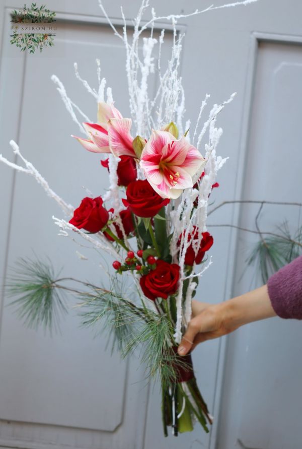 Winterstrauß mit Amaryllis und roten Rosen