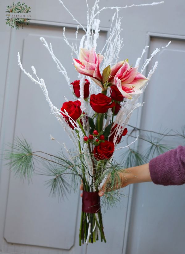 Winterstrauß mit Amaryllis und roten Rosen