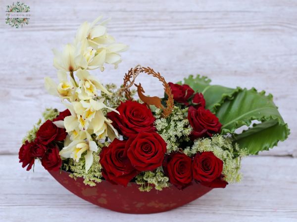 Rote Bootsschale mit Rosen und Mini-Cymbidium-Orchidee