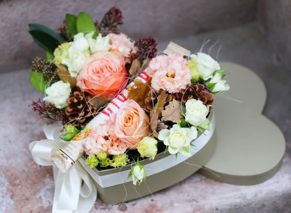 Heart box with Giotto chocolate, and brown accessories, in the theme of color of the year Mocha Mousse