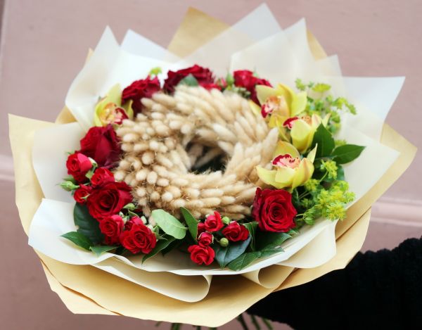Ringstrauß mit Hasenschwänzen, roten Rosen, Orchideen