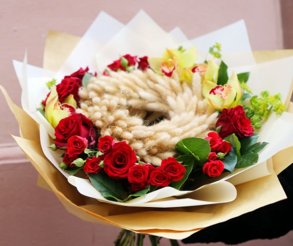 Ringstrauß mit Hasenschwänzen, roten Rosen, Orchideen
