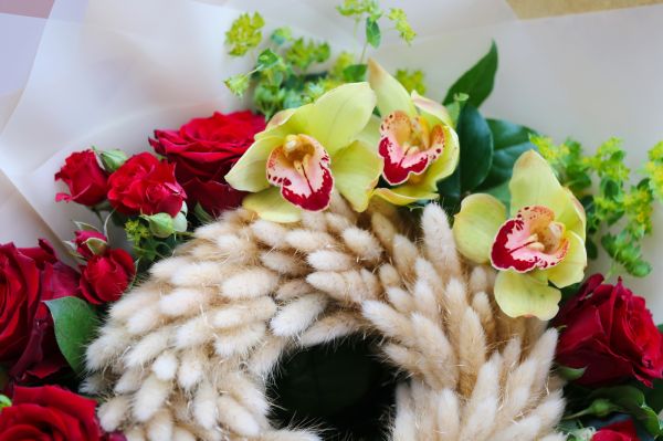 Ringstrauß mit Hasenschwänzen, roten Rosen, Orchideen