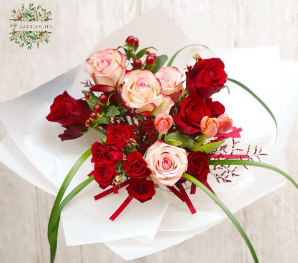 Luftiger romantischer Rosen-Tulpenstrauß (15 Stiele)