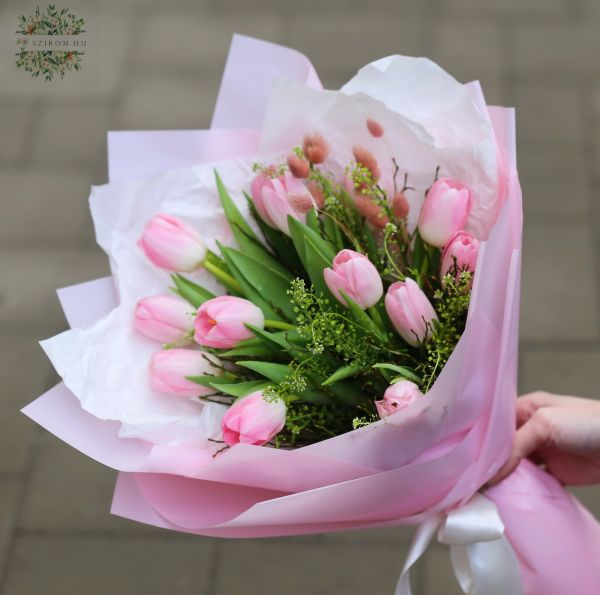 Rosa Tulpen mit Hasenohren und flauschigem Papier (13 Stiele)
