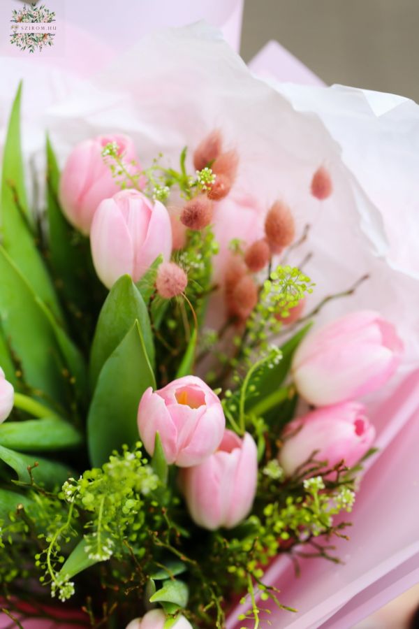 Rosa Tulpen mit Hasenohren und flauschigem Papier (13 Stiele)