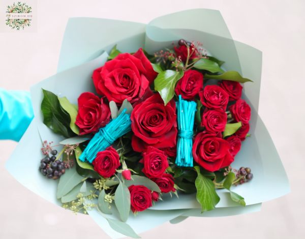 Runder Strauß mit roten Rosen und Sprayrosen (9 Stiele)
