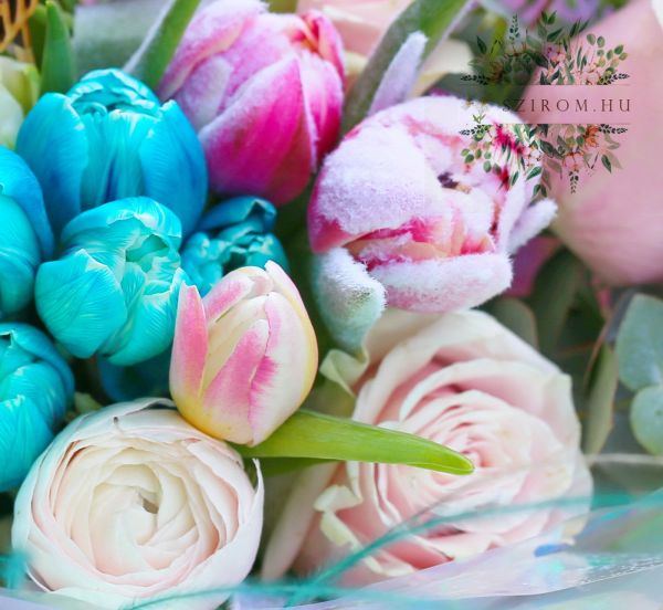 Special tulips with roses in a modern bouquet (15 stems)