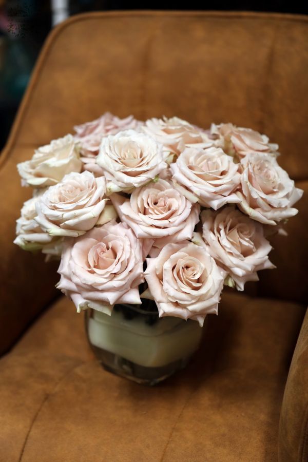23 sand color roses in glass cube