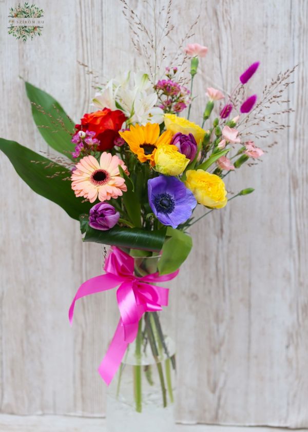Mixed colorful bouquet in vase (15 stems)