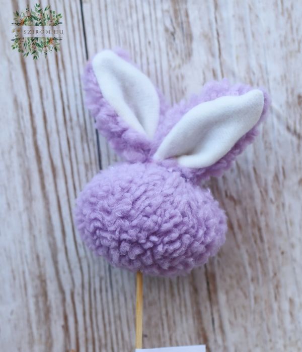 lilaer Kaninchen an einer Stabe