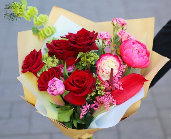 Moderner Blumenstrauß mit roten Rosen, Anthurium, Pfingstrosen (16 Stiele)
