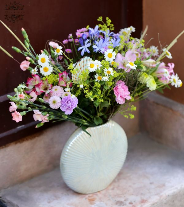 Exklusive Vase mit Wiesenblumen (25 Stiele)