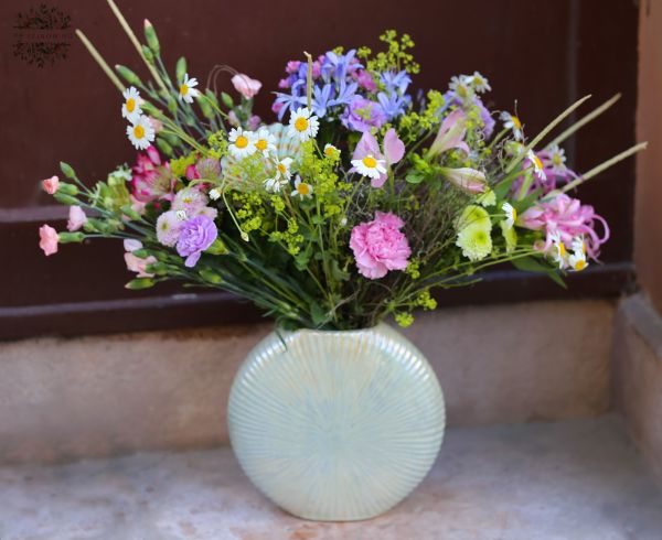 Exklusive Vase mit Wiesenblumen (25 Stiele)