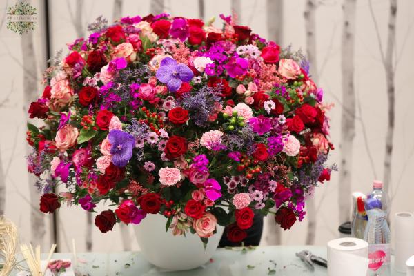 Giant 200-strand decorative piece in vibrant colors