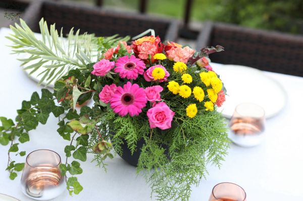 Hochzeits-/Event-Tischdekoration mit intensiven Sommerfarben, im Keramiktopf (Novotel Budapest) (Rosa, Gelb, Orange, Rose, Nelke, Gerbera)