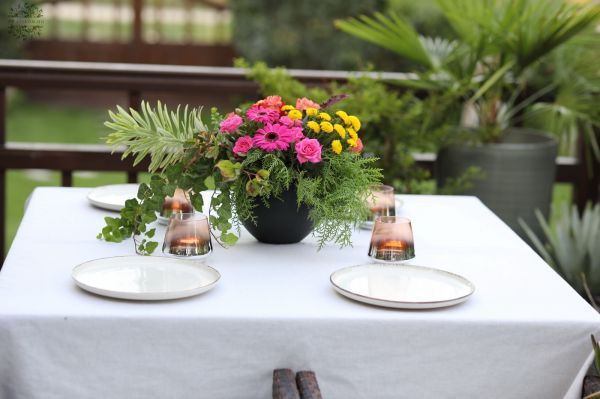 Hochzeits-/Event-Tischdekoration mit intensiven Sommerfarben, im Keramiktopf (Novotel Budapest) (Rosa, Gelb, Orange, Rose, Nelke, Gerbera)