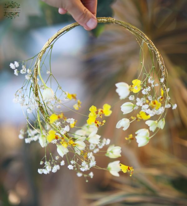 Moderner Drahtreifenstrauß mit luftigen Blüten (weiß, gelb, Schleierkraut, Orchidee, Ornithogalum)