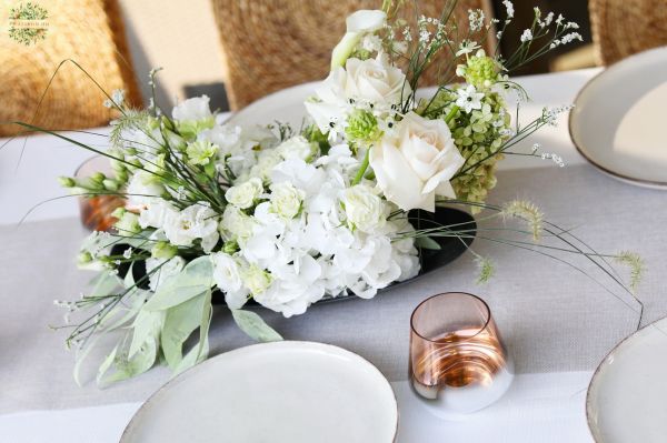 Kis esküvői asztaldísz félhold formában, ovális tálon (fehér, krém, hortenzia, rózsa, liziantusz, kála ornithogalum)