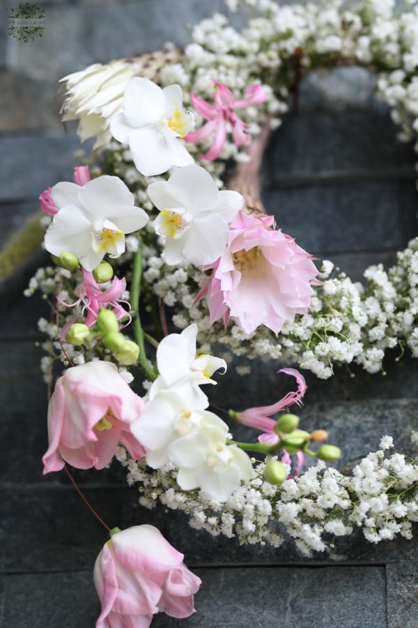 Modern karika menyasszonyi csokor (rezgő, tulipán, orchidea, fehér, rózsaszín)