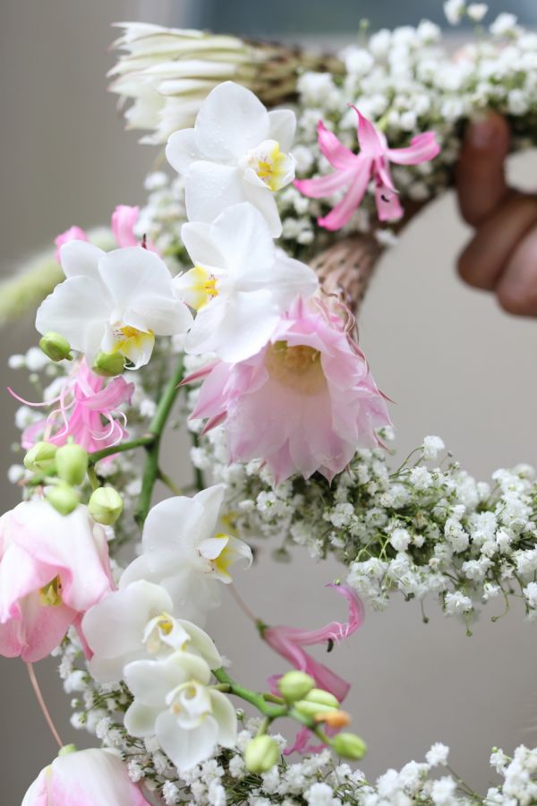 Modern karika menyasszonyi csokor (rezgő, tulipán, orchidea, fehér, rózsaszín)
