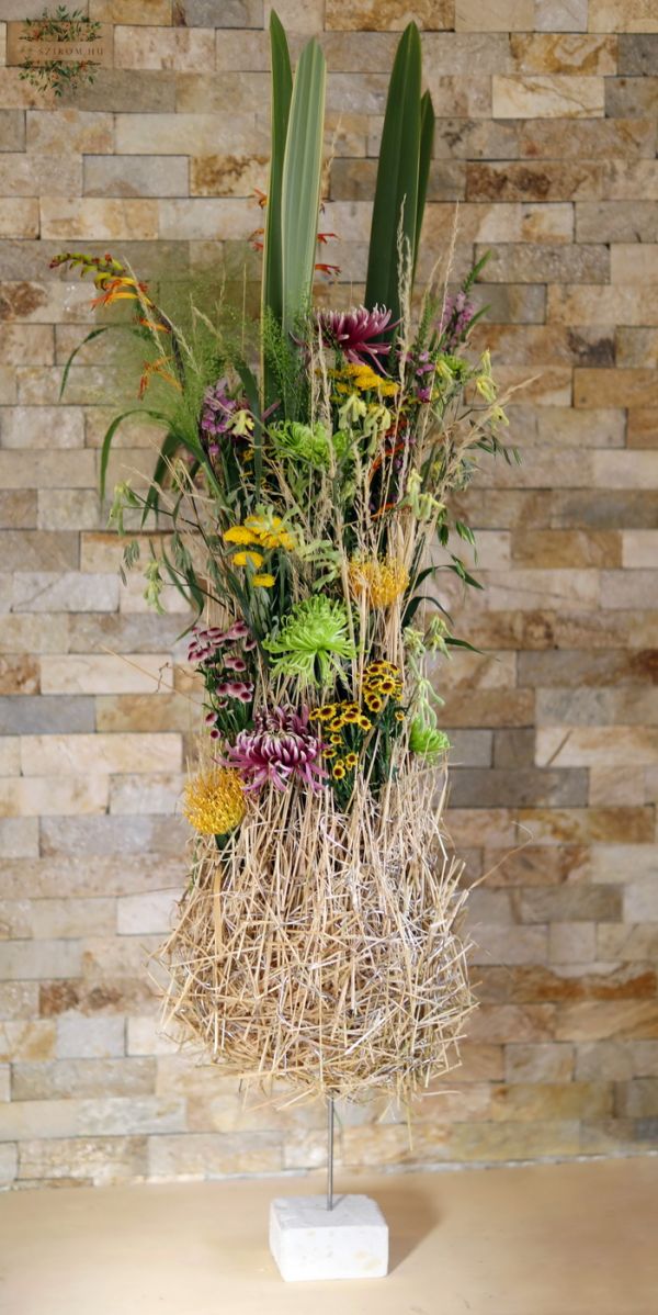 Stehende Dekoration für Hochzeiten, Events und Cocktail-Atmosphäre (lila, gelb, chrysanthem, Santini, Leucospermum, Saisonblumen)