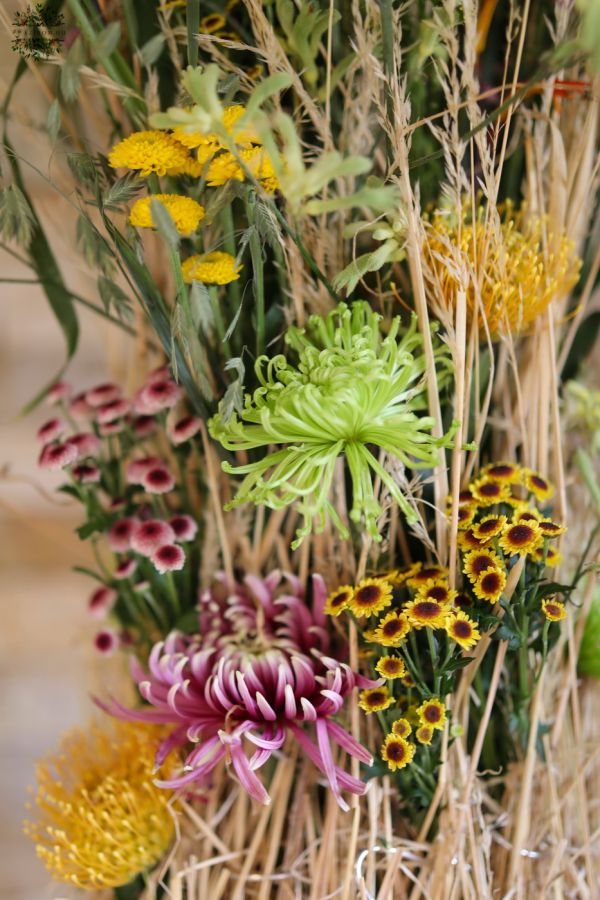 Stehende Dekoration für Hochzeiten, Events und Cocktail-Atmosphäre (lila, gelb, chrysanthem, Santini, Leucospermum, Saisonblumen)